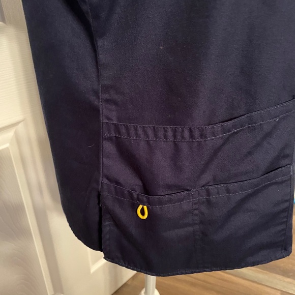 WonderWink navy scrub top. Size Med - Picture 3 of 4